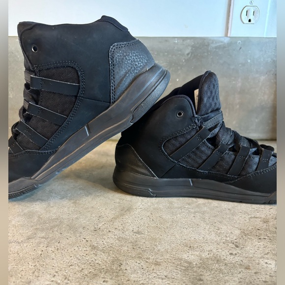 Nike Air Jordan Max Aura Triple Black Mid Size Youth 3 Black On Black Jordans - Picture 11 of 12